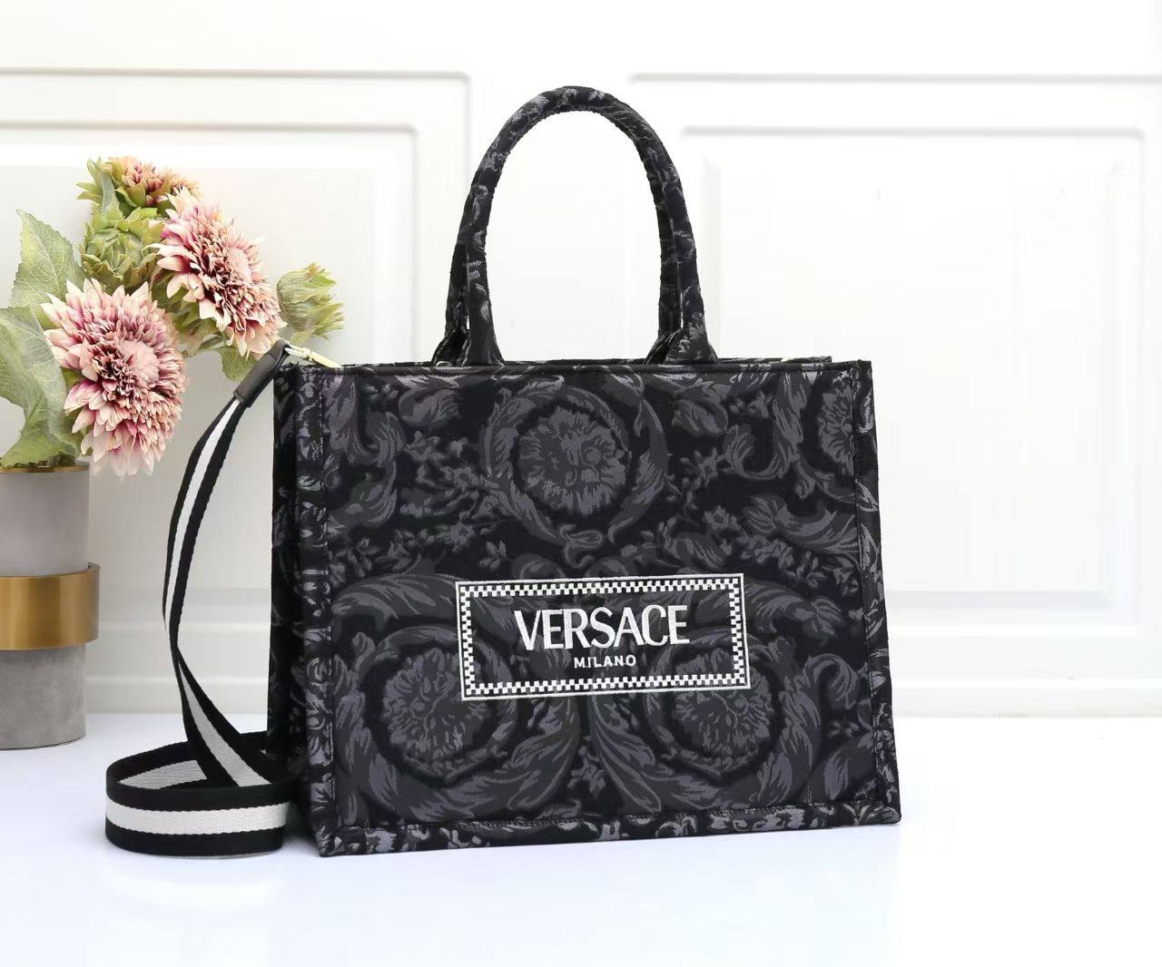 VERSACE  
NEW DESIGN
 GOOD QUALITY
105 dhs✅

Zain39
♥️♥️♥️