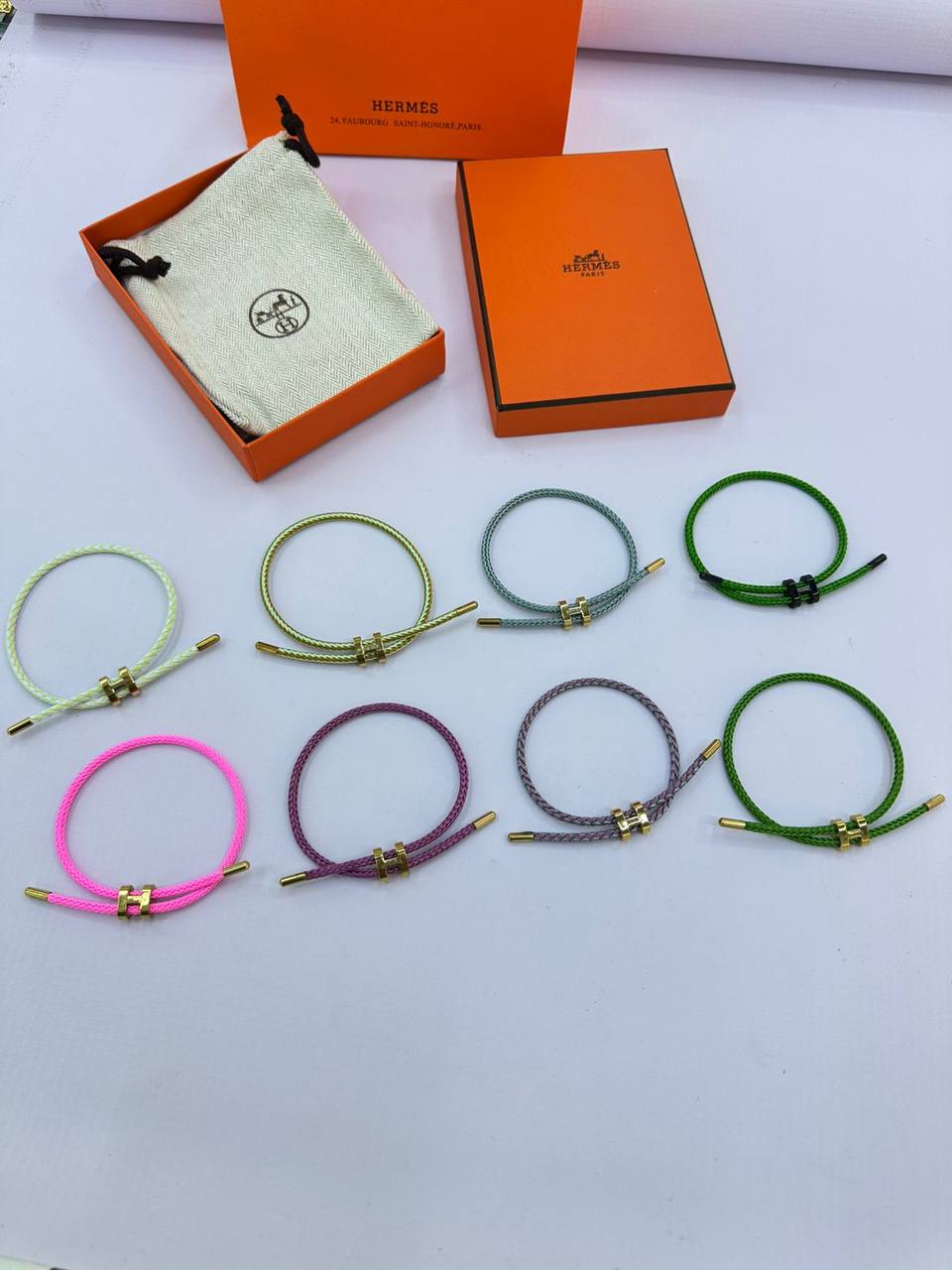 Hermes ❤️‍🔥*
Bracelet 🦋
good quality 💯
With black boxes 📦 
20 dhs✅
With normal boxes 🗃️ 
And paper bag🛍️
30 dhs✅
With master box 📦 
40 dhs✅

Zain216
♥️♥️♥️
