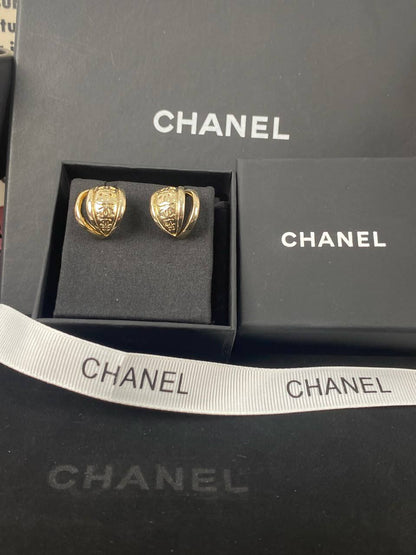 CHANEL 
Earring 🦋
Master quality 💯
With normal boxes 🗃️ 
45 dhs🇦🇪🇦🇪

With master box 📦 
70 dhs🇦🇪🇦🇪

Zain216
♥️♥️♥️