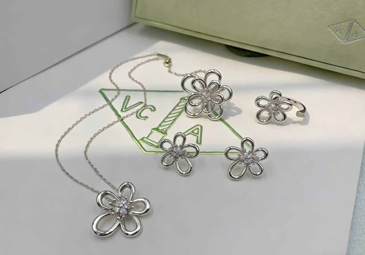 VCA MASTER
SET✨💫
NECKLACE 
2 RINGS 
EARRINGS
With BOX AND PAPER BAG🎁🛍️
190 DHS🇦🇪🇦🇪 💥

Zain89
♥️♥️♥️