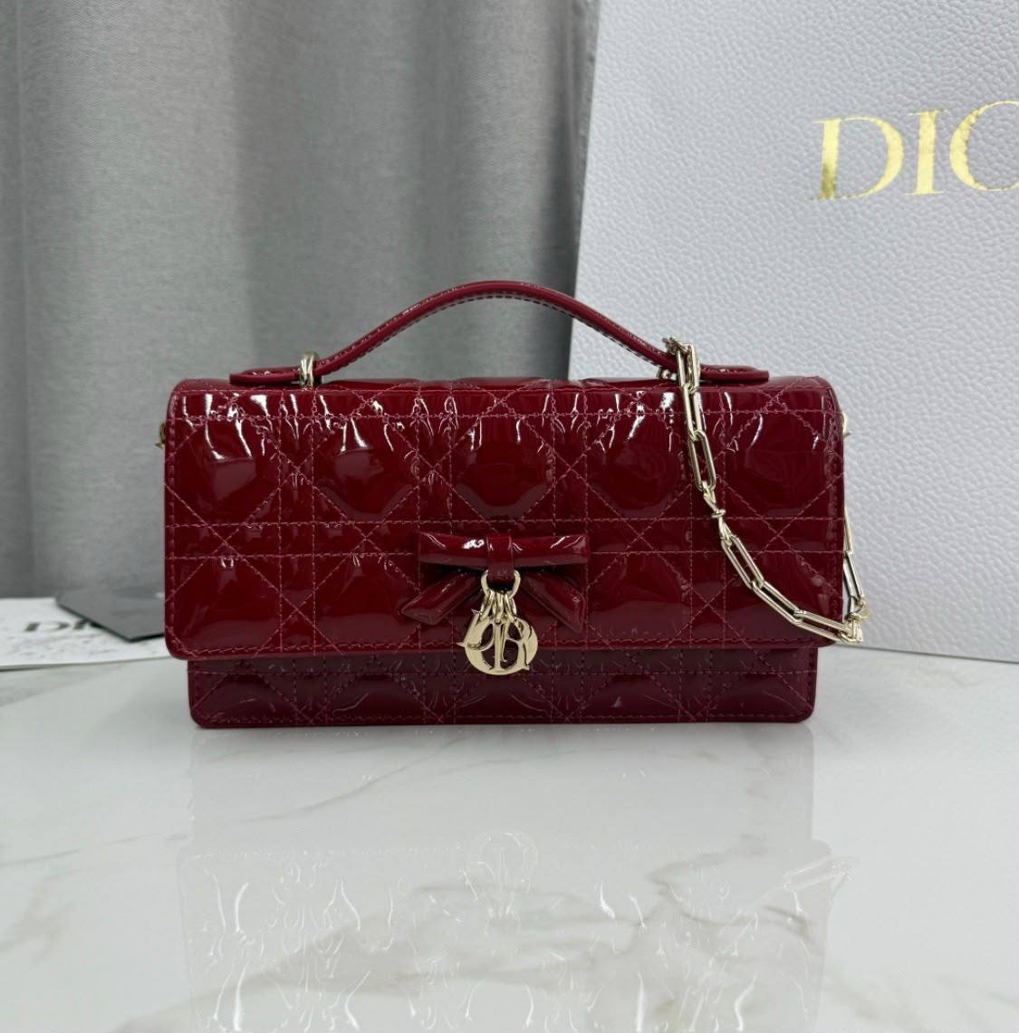 Dior
100 dhs🇦🇪🇦🇪

GOOD-quality 
with box

Zain35
♥️♥️♥️