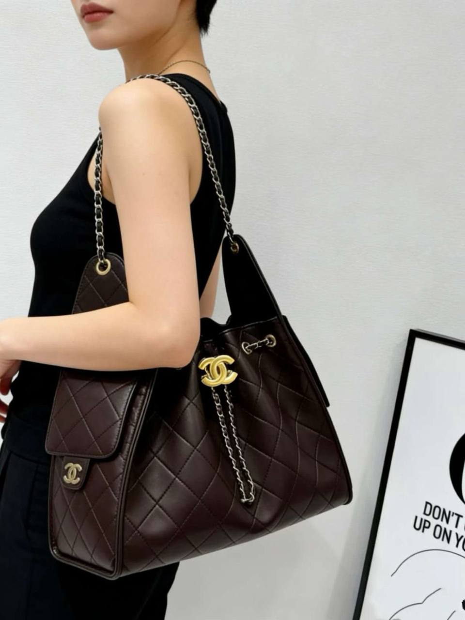 CHANEL 
GOOD QUALITY 
120 dhs✅
28cm

Zain39
♥️♥️♥️