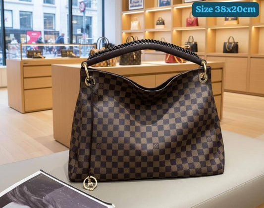 LV
Best quality 
110 dhs🪙🖤
size 38 cm

Zain158
♥️♥️♥️