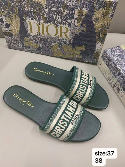 🎉Discount 💗 Dior / Hermes slipper
Limit Stock ⛔️
Size : 37-40 
70 dhs🪙💕
with box +🎁

Zain115
♥️♥️♥️