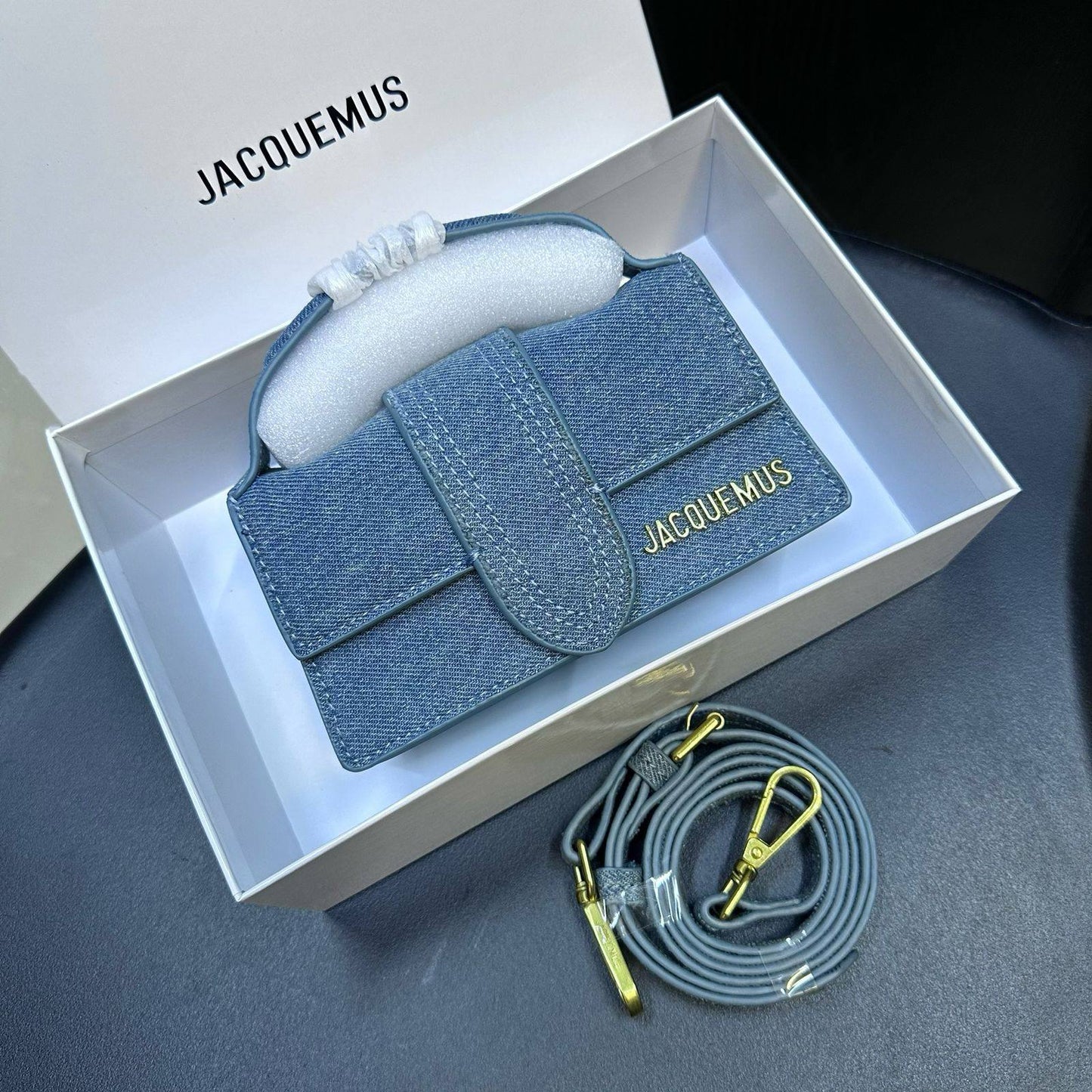 JACQUEMUS 

HIGH QUALITY SMALL SIZE NEW CAME 

WITH BOX 
🎁🎁🎁

100 dhs❣️
Size:16 cm

Zain39
♥️♥️♥️