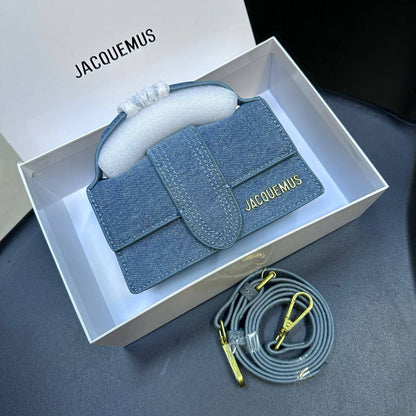JACQUEMUS 

HIGH QUALITY SMALL SIZE NEW CAME 

WITH BOX 
🎁🎁🎁

100 dhs❣️
Size:16 cm

Zain39
♥️♥️♥️