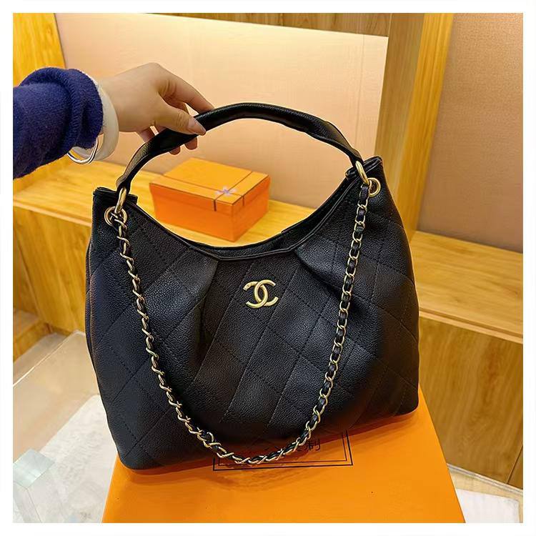 Chanel
100 dhs🪙🖤
Large capacity bag

Zain35
♥️♥️♥️