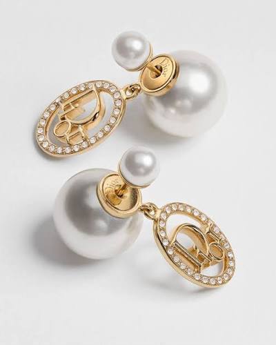 Dior ❤️‍🔥*
Earring 🦋
Master quality 💯
With normal boxes 🗃️ 
45 dhs✅
With master box 📦 
60 dhs✅

Zain216
♥️♥️♥️