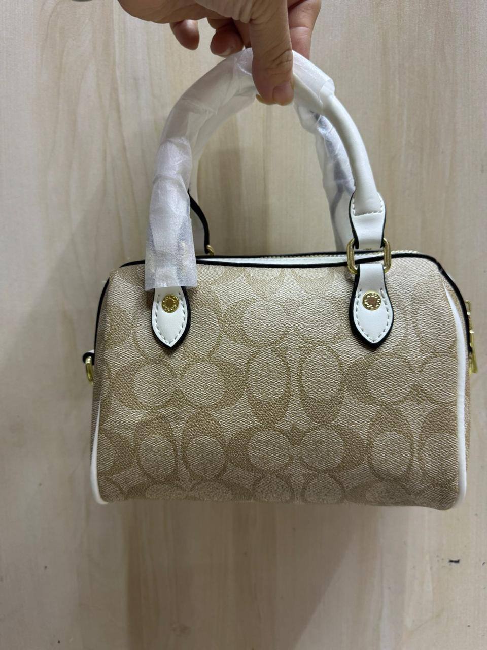 🎉 Offer 🎊  Coach Rowan
High quality +🎁
Size : 19 * 13 cm
60 dhs🪙🌨️

with box 🎁

Zain115
♥️♥️♥️