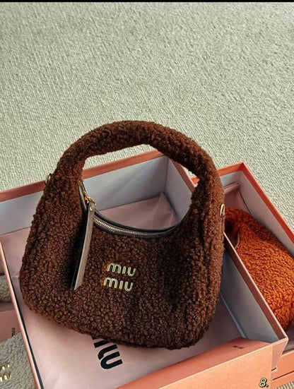 MIU MIU
Wander shearling bag
Master quality
20cm 

with box
🎁🎁🎁

220 dhs🪙🌨️

Zain95
♥️♥️♥️