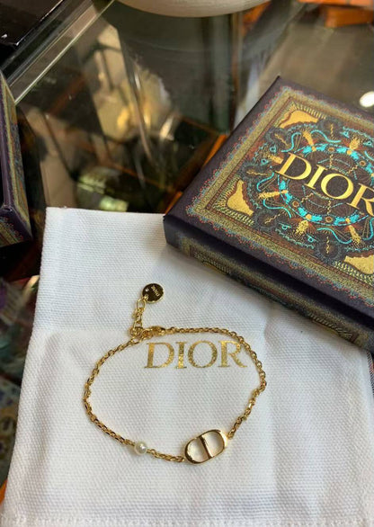 Dior
Necklace 🐦‍🔥
Earring🦋
Bracelet ❤️‍🔥
Master quality 💯
With normal boxes 📦 
115 dhs🇦🇪🇦🇪

With master box 🗃️ 
125 dhs🇦🇪🇦🇪

Zain216
♥️♥️♥️
