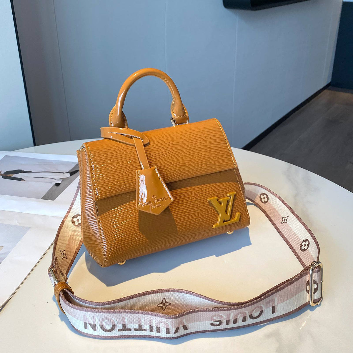 LV

Best quality 
with box
115 dhs🇦🇪🇦🇪

size 21CM

Zain290
♥️♥️♥️