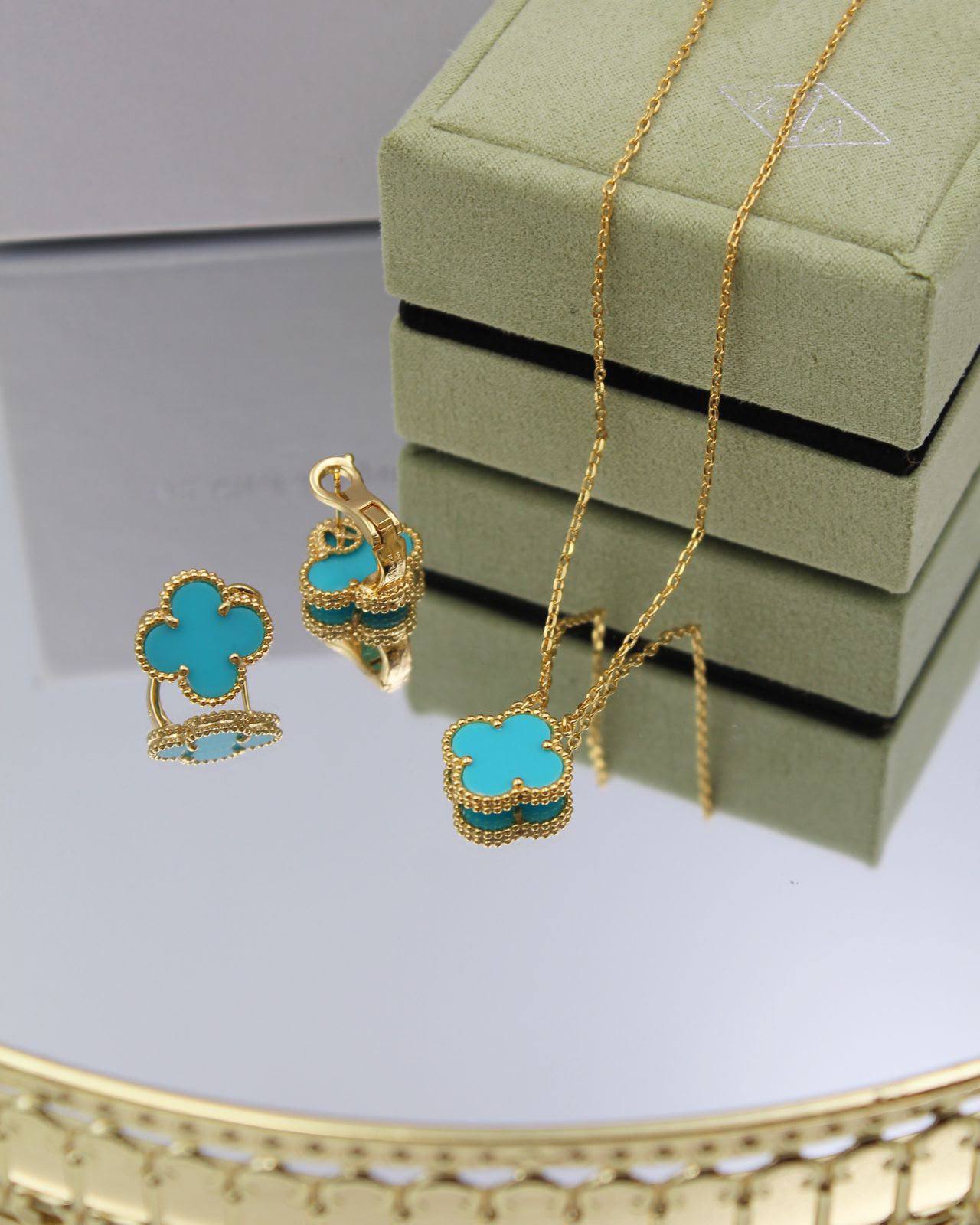 130VCA SET 
necklaces 😍
 Earring✨
With normal boxes 🗃️ 
130 dhs✅

With master box 📦 
160 dhs✅

Zain216
♥️♥️♥️
