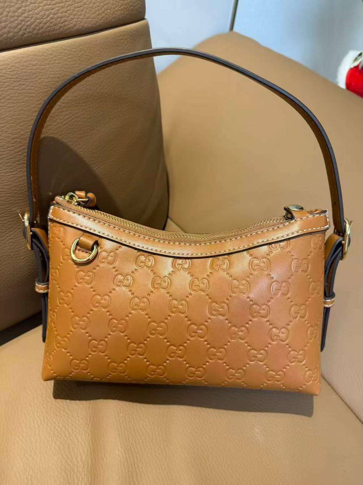 Gucci 
with box 
100 dhs✅

Zain215
♥️♥️♥️
