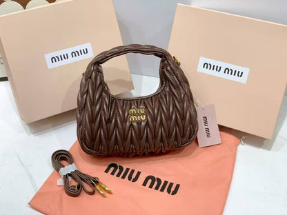 Miu Miu

with box
🎁🎁🎁

95 dhs🪙🌨️

Zain177
♥️♥️♥️
