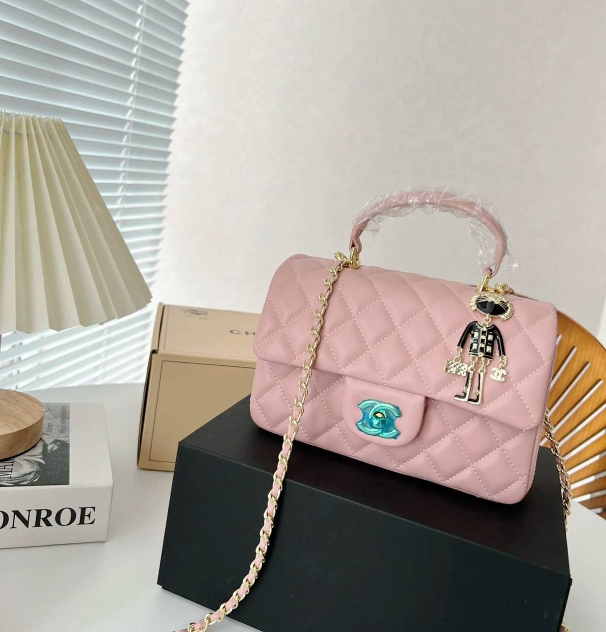CHANEL

 NEW CAME GOOD QUALITY 
WITH BOX 
🎁🎁🎁

100 dhs🪙💕

Zain39
♥️♥️♥️