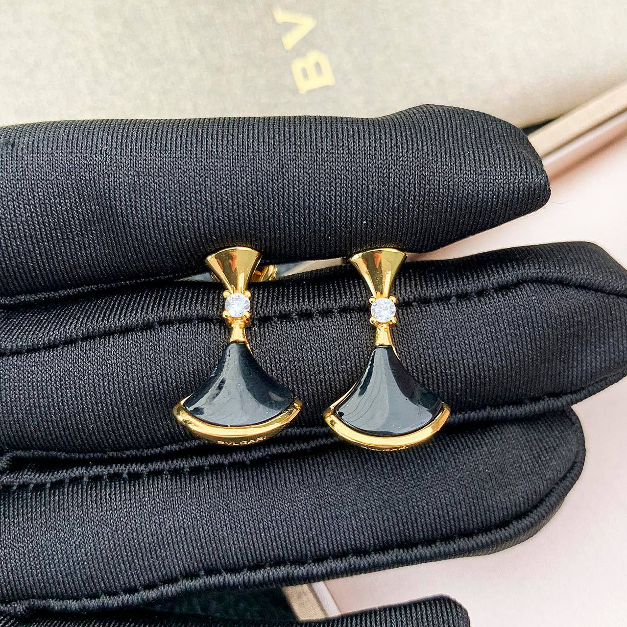 BVLGARI ❤️‍🔥*
Earring 🍁
Master quality 💯
With normal boxes 📦 
60 dhs🇦🇪
With master box 🗃️ 
90 dhs🇦🇪

Zain216
♥️♥️♥️