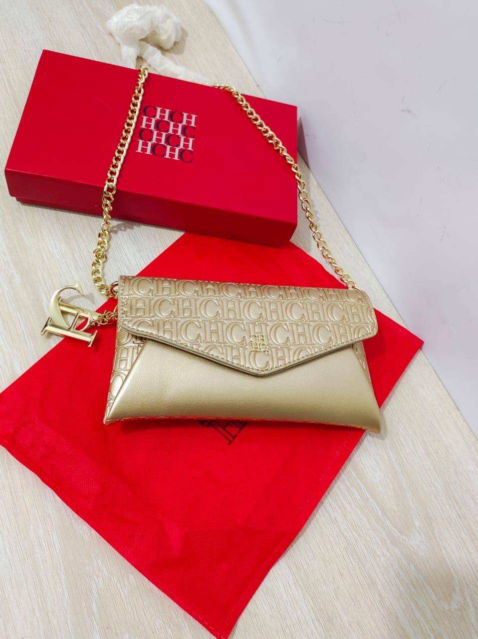 Aigner

55 dhs 🇦🇪🇦🇪🇦🇪

size 20cm

with box
Zain26
♥️♥️♥️