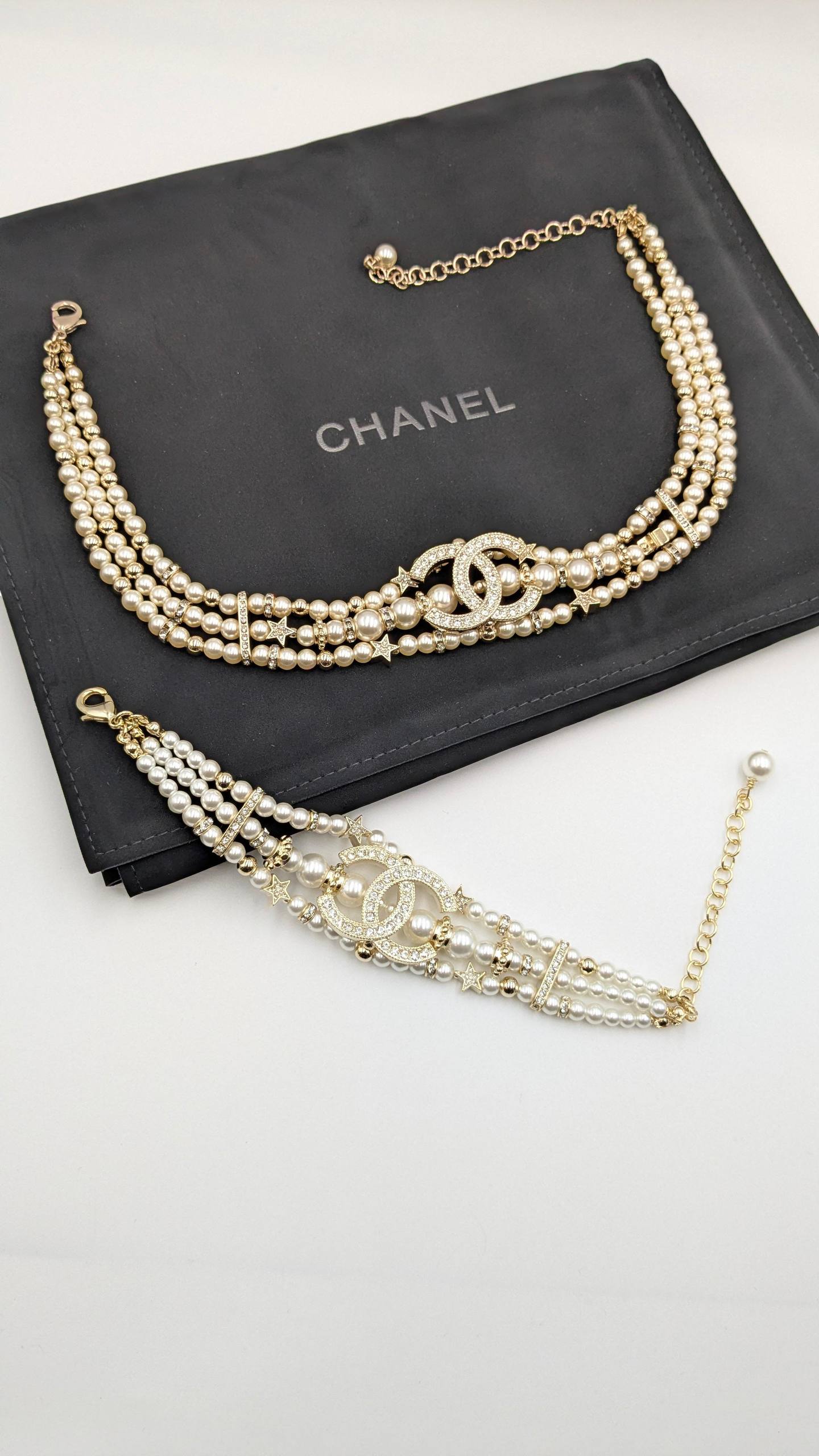 Chanel
*Master Quality* 
*Choker Necklace & Bracelet*
170 dhs🪙🌨️
with Normal Box 🎁 
240 dhs🪙🌨️
with Master Box 🎁

Zain210
♥️♥️♥️