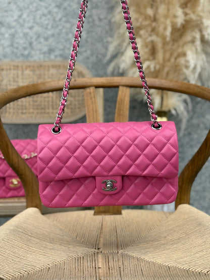 CHANEL
25cm
370 dhs🌺
Top quality 
With box🎁

Zain167
♥️♥️♥️