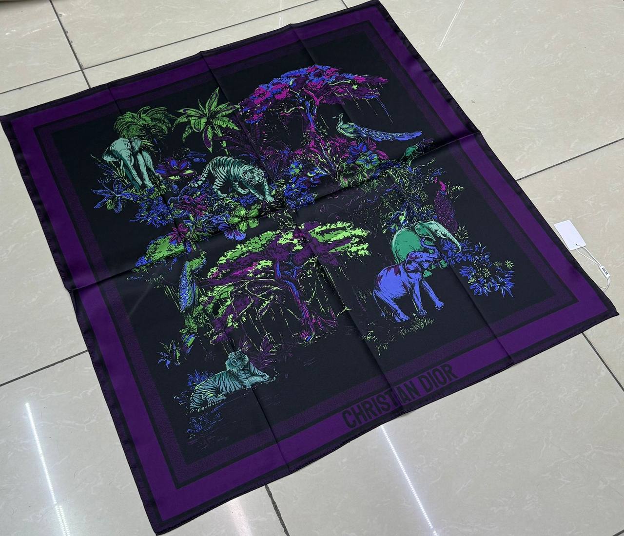 Silk square scarf 
40 dhs🪙💚

Zain93
♥️♥️♥️