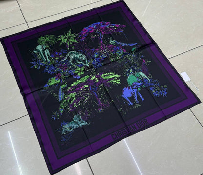 Silk square scarf 
40 dhs🪙💚

Zain93
♥️♥️♥️