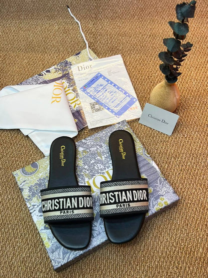 Christian Dior
Size 36 to 41
80 dhs💓

Zain236
♥️♥️♥️