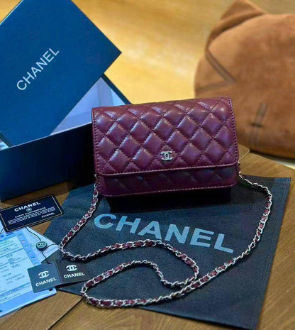 CHANEL 

 GOOD QUALITY 

WITH BOX 
🎁🎁🎁

100 dhs✅

Zain39
♥️♥️♥️