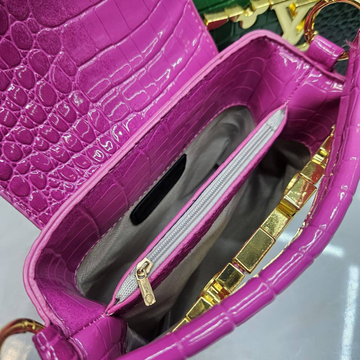 LOUIS VUITTON
ᴄᴀᴘᴜᴄᴄɪɴᴇs ᴄʀᴏᴄᴏᴅɪʟᴇ
ɢʟᴏssʏ ʟᴇᴀᴛʜᴇʀ ᴍᴀᴛᴇʀɪᴀʟ
ɢᴏʟᴅ ʜᴀʀᴅᴡᴀʀᴇ
sɪᴢᴇ : 20cm
ᴡɪᴛʜ BOX
80 dhs🇦🇪🇦🇪

ɢᴏᴏᴅ ǫᴜᴀʟɪᴛʏ ᴍᴀᴛᴇʀɪᴀʟ
Zain31
♥️♥️♥️