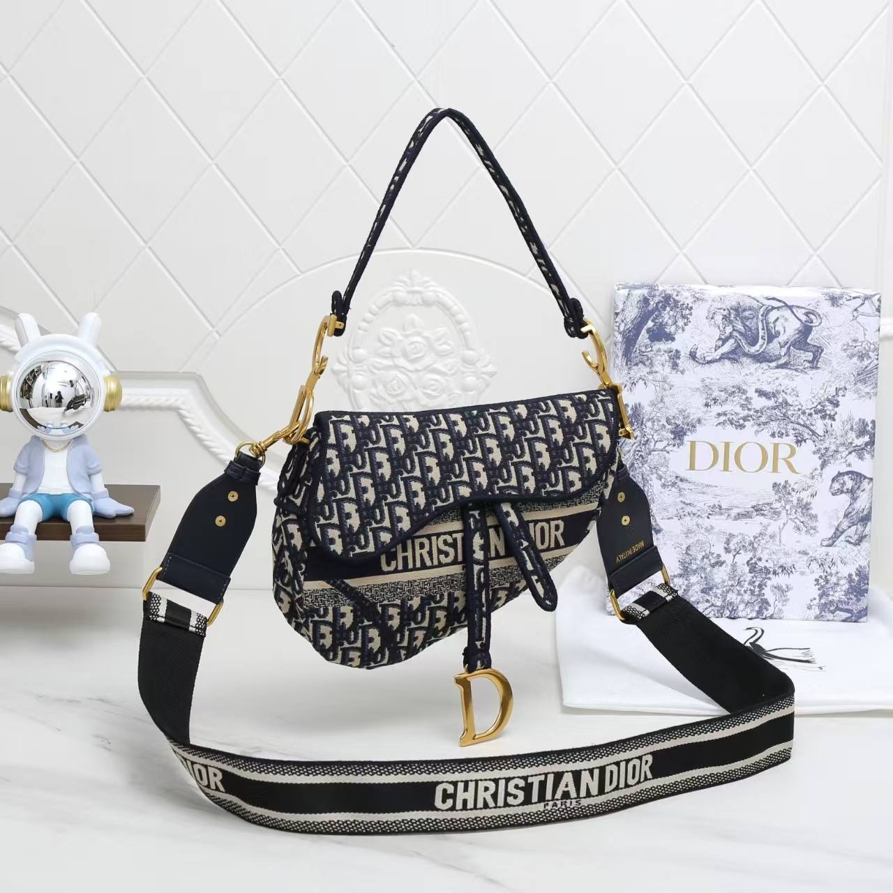 Dior
Good quality 

with box 
🎁🎁🎁

110 dhs❤️

Zain186
♥️♥️♥️