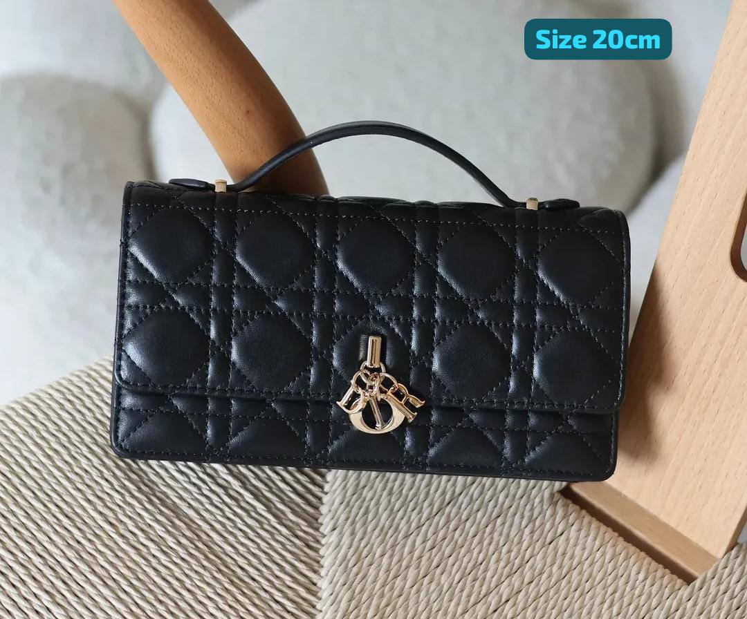 Dior
Best quality 

with box’s 
🎁🎁🎁

110 dhs🪙💕
size 21cm

Zain158
♥️♥️♥️