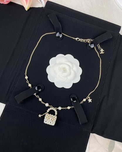 CHANEL ❤️‍🔥*
Necklace 
Master quality 💯
With normal boxes 🗃️ 
85 dhs✅
With master box 🗃️ 
120 dhs✅

Zain216
♥️♥️♥️