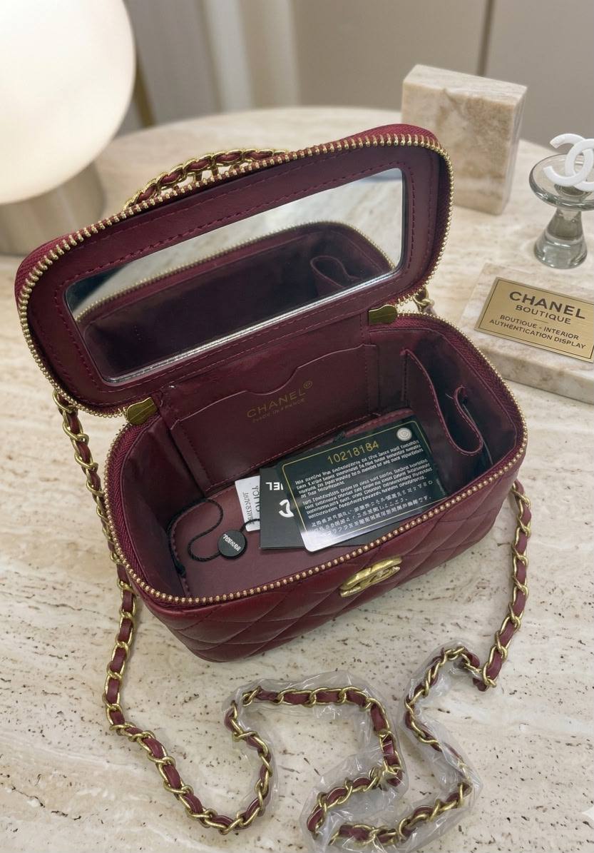 Chanel ᴠᴀɴɪᴛʏ ᴛᴏᴘ ʜᴀɴᴅʟᴇ
ᴍɪʀʀᴏʀ ɪɴsɪᴅᴇ
ᴡɪᴛʜʙᴏx
🎁🎁🎁

ʟᴇᴀᴛʜᴇʀ
sɪᴢᴇ:18ᴄᴍ
100 dhs✅

Zain56
♥️♥️♥️