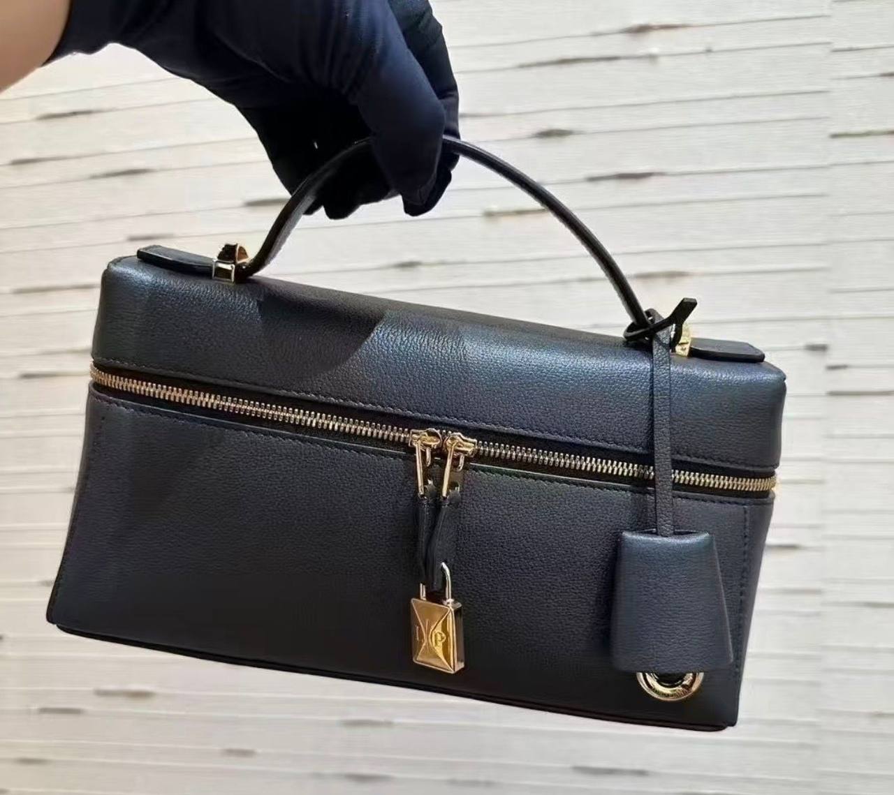 Loro Piana
100 dhs✅
Good-quality 

with box
🎁🎁🎁

Zain35
♥️♥️♥️