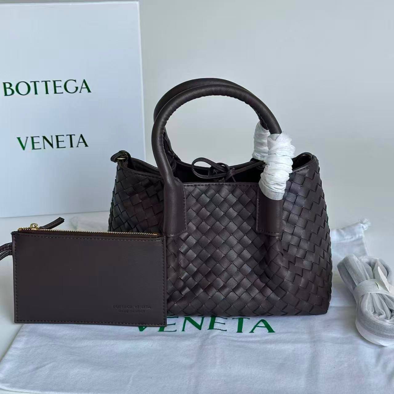 Bottega 
   23 Cm 
340 dhs🪙🌨️
Good Quality

Zain131
♥️♥️♥️