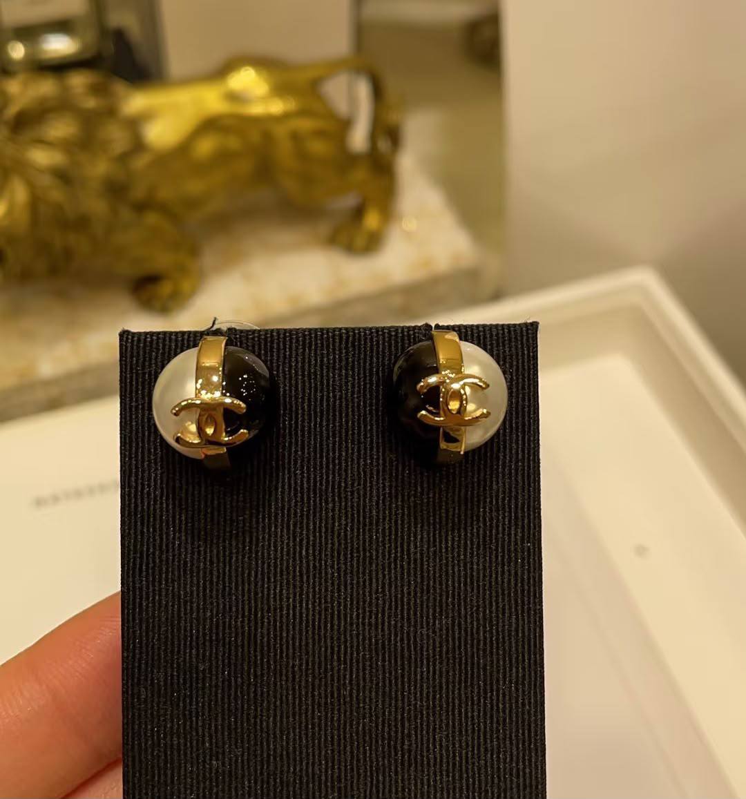 CHANEL 
Necklace 😍
Earring 🦋
Master quality 💯
With normal boxes 🗃️ 
85 dhs🇦🇪🇦🇪

With master box 📦 
100 dhs🇦🇪🇦🇪

Zain216
♥️♥️♥️