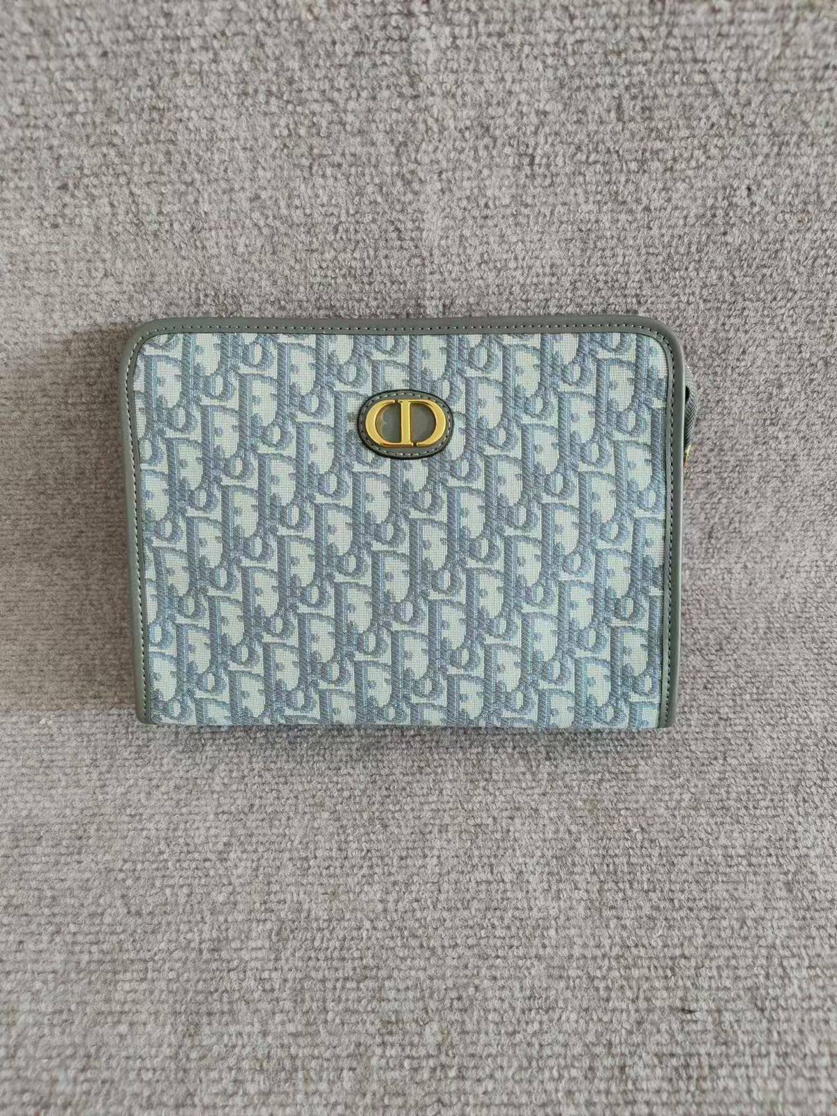 💖 Brand Clutch
1️⃣ First quality +🎁
Size : 28 * 18.5 cm
60 dhs🌺
with box 🎁

Zain115
♥️♥️♥️