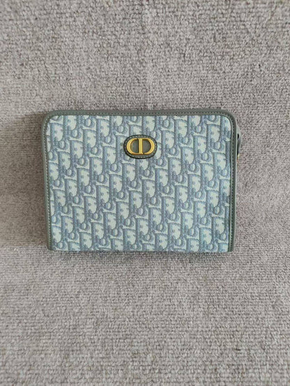 💖 Brand Clutch
1️⃣ First quality +🎁
Size : 28 * 18.5 cm
60 dhs🌺
with box 🎁

Zain115
♥️♥️♥️