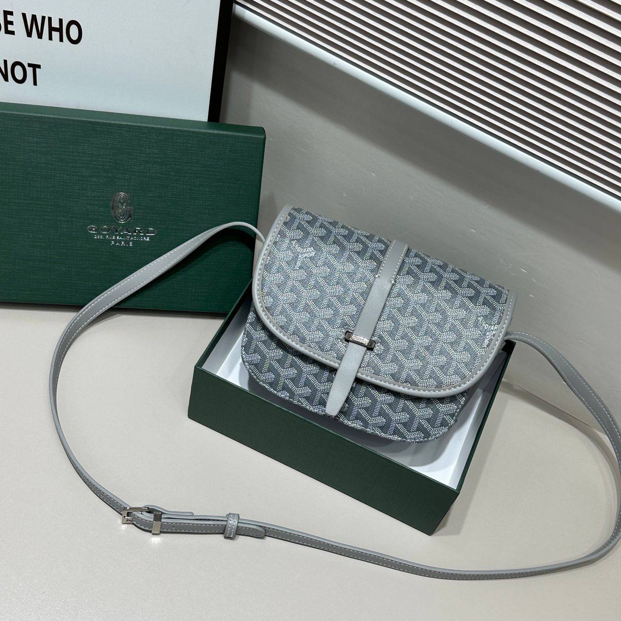 Goyard 

95 dhs💓

with box🎁🎁🎁

size 22×7×16cm

Zain42
♥️♥️♥️
