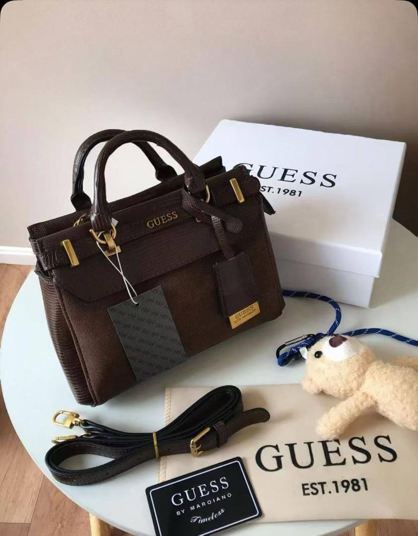 Guess
100 dhs✅
size：22cm
Good-quality 

with box
🎁🎁🎁

Zain35
♥️♥️♥️