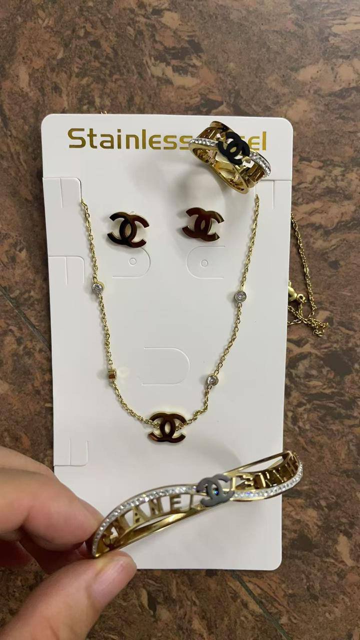 *Stainless steel SET 💯*
Necklace ❤️‍🩹
Earring 🍁
Breslat ❣️
Ring 💍 free size

With normal boxes 📦 

And paper bag 🛍️
45 dhs🪙

Zain216
♥️♥️♥️