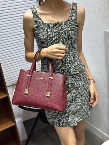Burberry 
Good Quality 
95 dhs❣️

Zain250
♥️♥️♥️