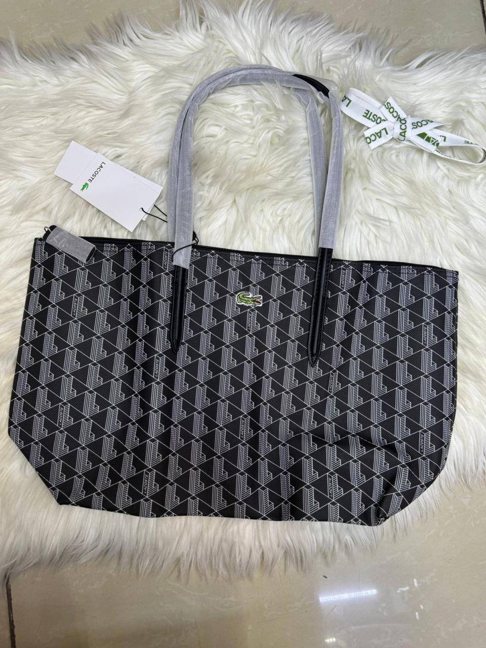 💖  LACOSTE 🐊 new Tote
1⃣️ First Quality 
Size: 45 * 27 cm
55 dhs✅

Zain115
♥️♥️♥️