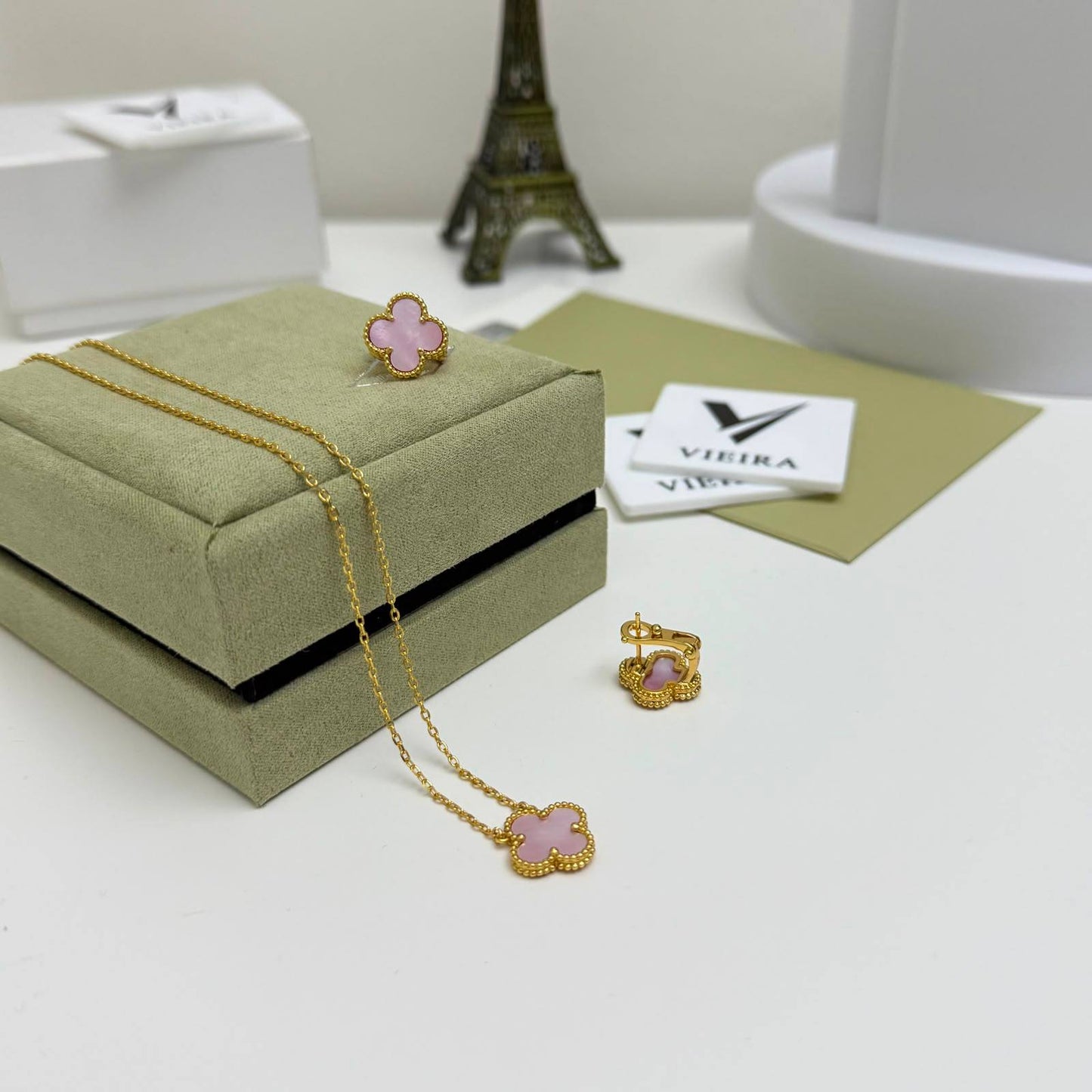 130VCA SET 
necklaces 😍
 Earring✨
With normal boxes 🗃️ 
130 dhs✅

With master box 📦 
160 dhs✅

Zain216
♥️♥️♥️