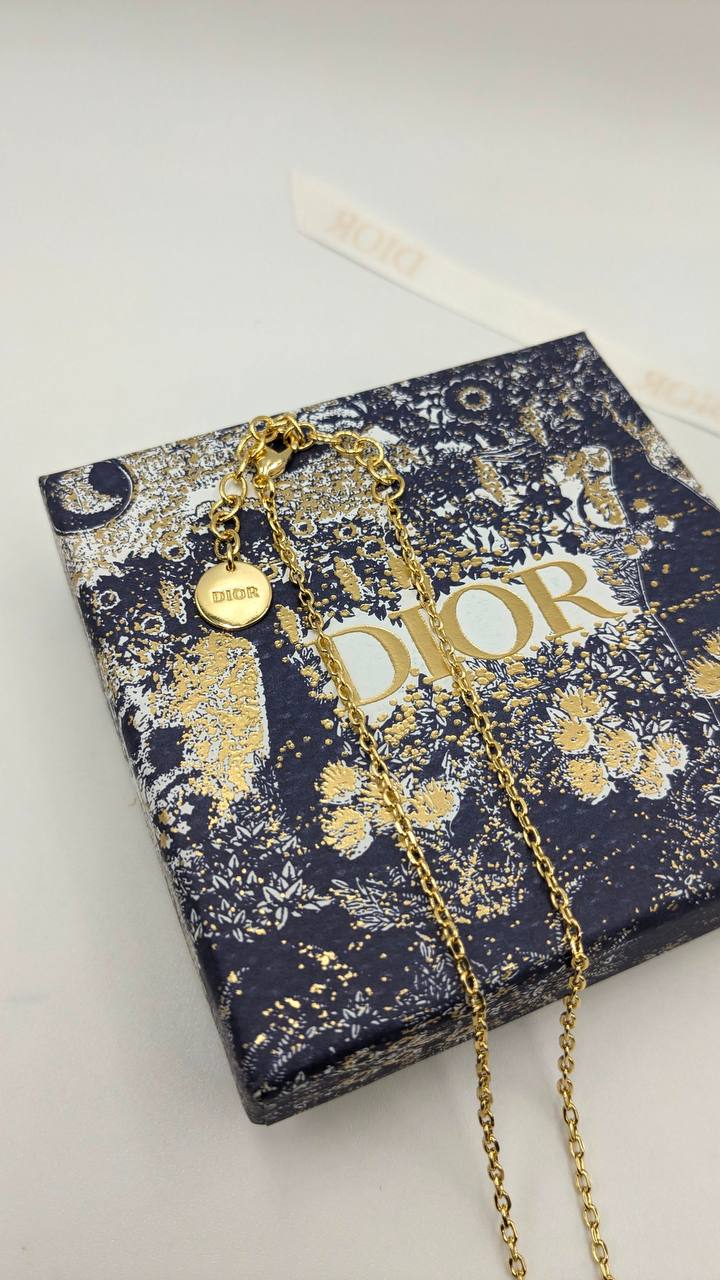 Dior
*Master Quality* 
*Necklace & Earrings*
130 dhs✅ with Normal Box 🎁
140 dhs✅ with Good Box 🎁

Zain210
♥️♥️♥️