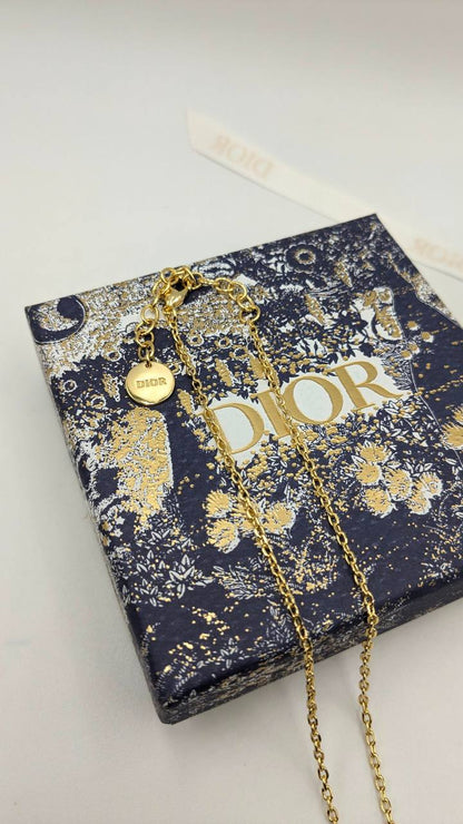 Dior
*Master Quality* 
*Necklace & Earrings*
130 dhs✅ with Normal Box 🎁
140 dhs✅ with Good Box 🎁

Zain210
♥️♥️♥️