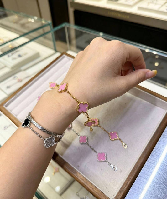 VCA 
Bracelet 
Master☘️
*70* AED with normal box 📦

Zain48
♥️♥️♥️