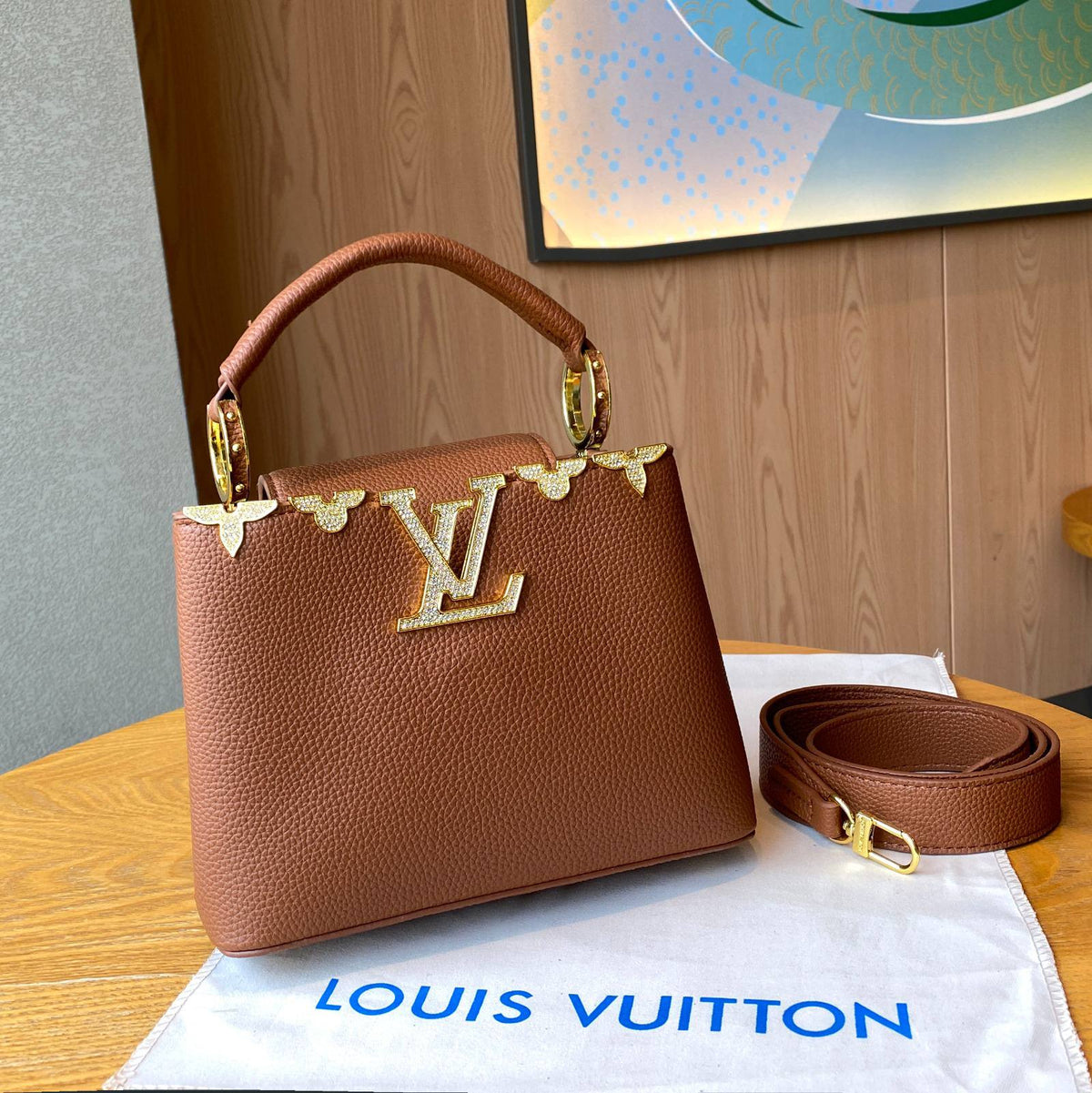 LV

Best quality 
with box

125 dhs🇦🇪♥️

size 22CM

Zain290
♥️♥️♥️