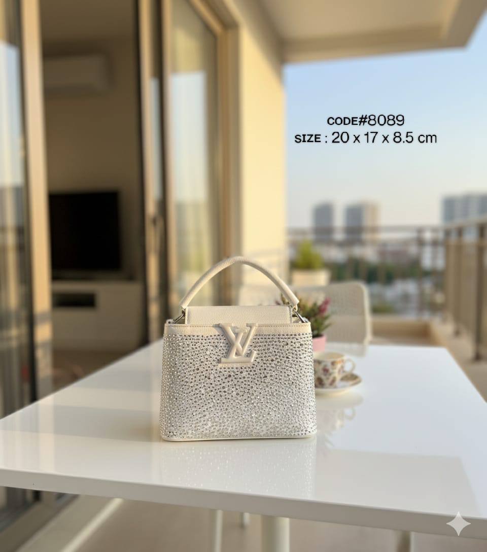 LV
ᴄᴀᴘᴜᴄᴄɪɴᴇ ɪɴ ɢʟɪᴛᴛᴇʀs
sᴜᴀᴅᴇ ᴍᴀᴛᴛᴇ ʟᴇᴀᴛʜᴇʀ ᴍᴀᴛᴇʀɪᴀʟ
ᴡɪᴛʜ ʟᴏɴɢ ʙᴇʟᴛ sᴛʀᴀᴘ
sɪʟᴠᴇʀ ʜᴀʀᴅᴡᴀʀᴇ
sɪᴢᴇ : 20 cm
ᴡɪᴛʜ BOX
🎁🎁🎁

70 dhs🪙💚

Zain31
♥️♥️♥️