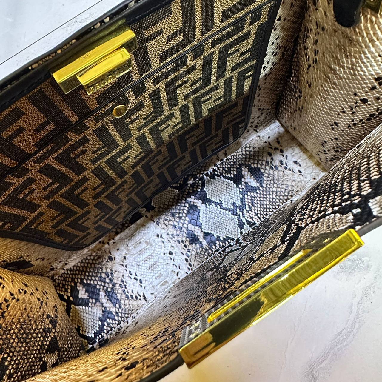 FENDI COPY ONE

 NEW CAME 

WITH BOX 
🎁🎁🎁

180 dhs🪙🌨️

Zain39
♥️♥️♥️